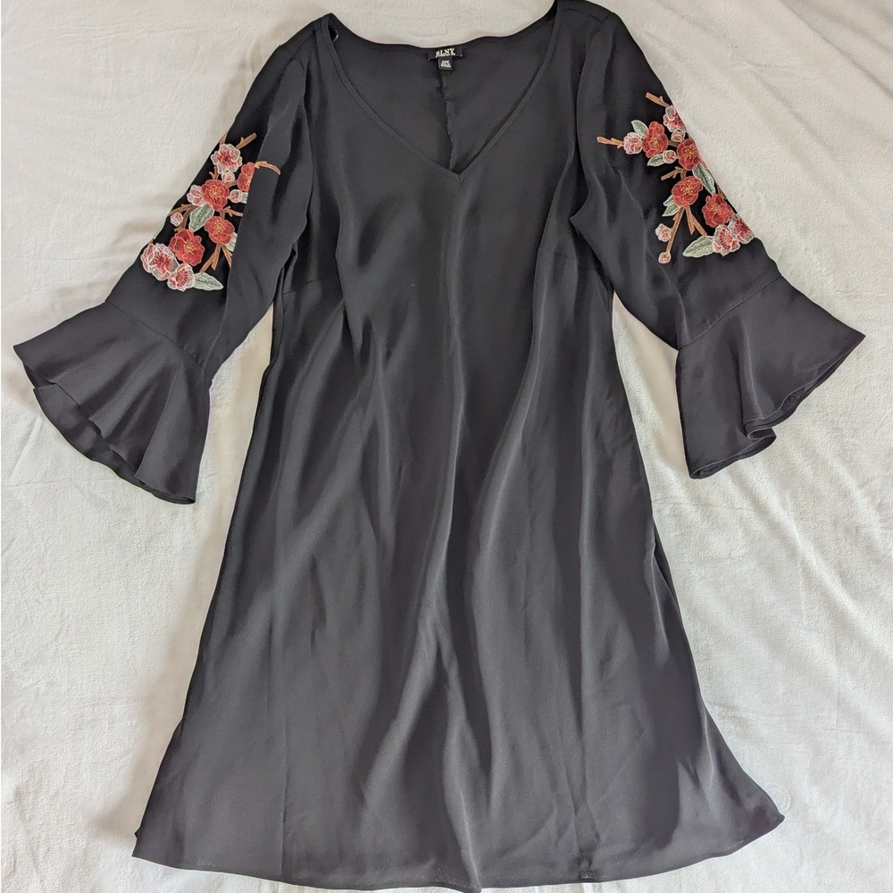 SLNY Black Floral Embroidered‎ Bell Sleeve V Neck Shift Dress Sz 22W Whimsigoth
